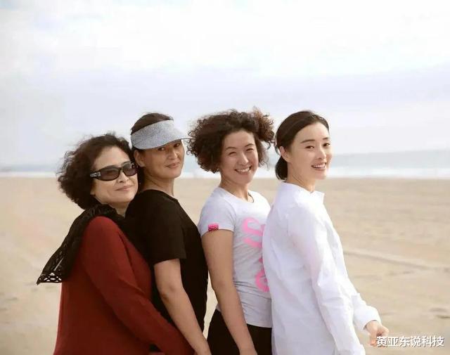 吴越|50岁吴越跟朋友合影，她一直在颜值巅峰，从未跌落神坛