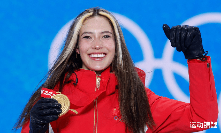 谷爱凌|第3次颁奖典礼!谷爱凌亲吻金牌,向观众送飞吻,搞怪表情惹人爱