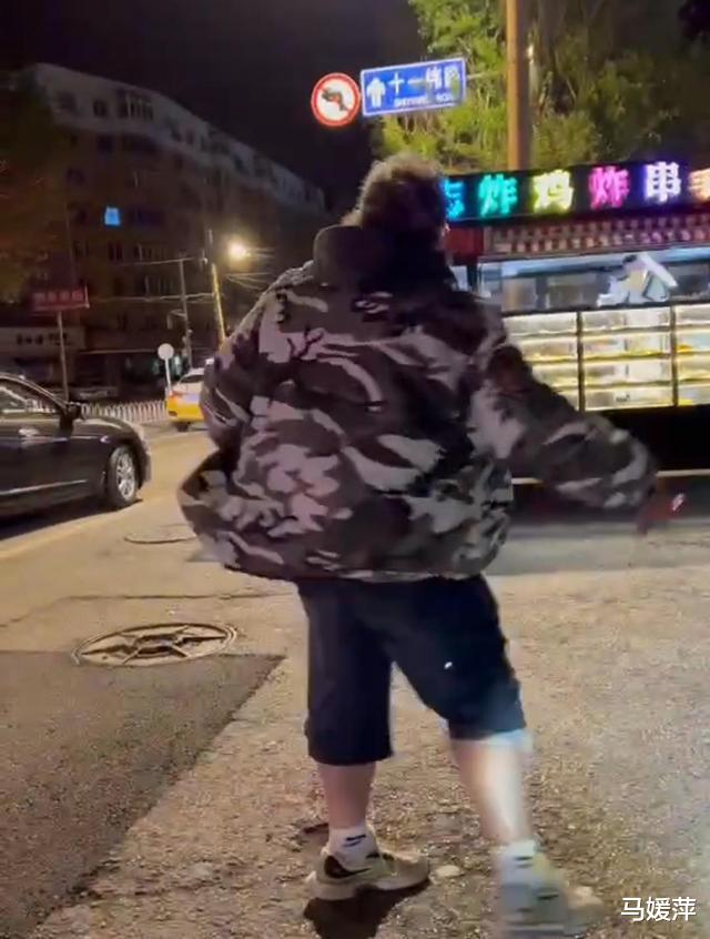 沈阳外籍男子疯狂辱骂并推搡炸鸡小贩,因疫情无法拘留,已被处罚