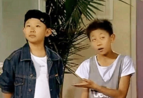 侯祥|著名演员侯祥,9岁停止发育36岁还演小孩,和老婆站一起像母子