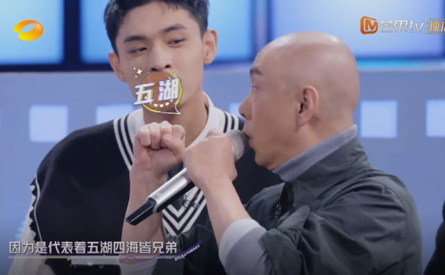 |关于抱拳礼的讲究，张卫健赵文卓各有一说，您认为哪种更有道理？