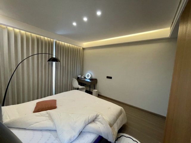 120平现代无主灯设计,通铺瓷砖+无茶几,客餐厅真的很显