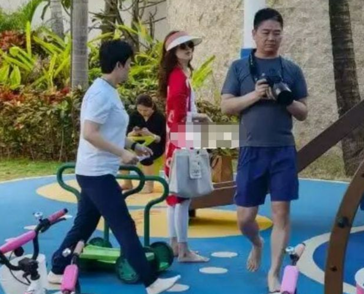 章泽天|29岁章泽天疑似怀二胎!挺孕肚和老公国外逛超市,贴身牵手好恩爱