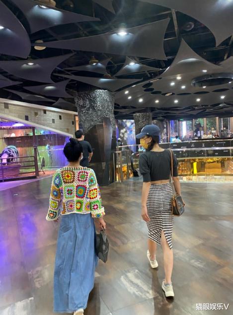 小姐姐|42岁殷桃晒背影照，蜂腰翘臀麻花辫，少女出街既视感