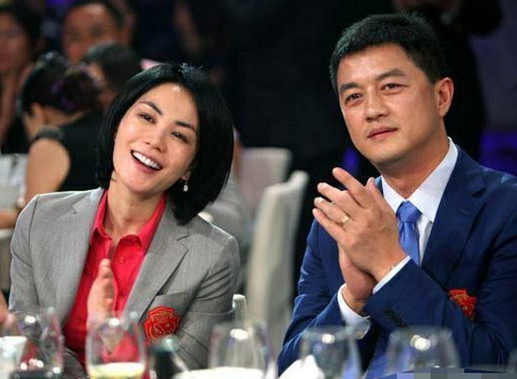 李亚鹏|51岁李亚鹏动态罕曝光,一边忙拍婚纱照,一边出席慈善晚宴