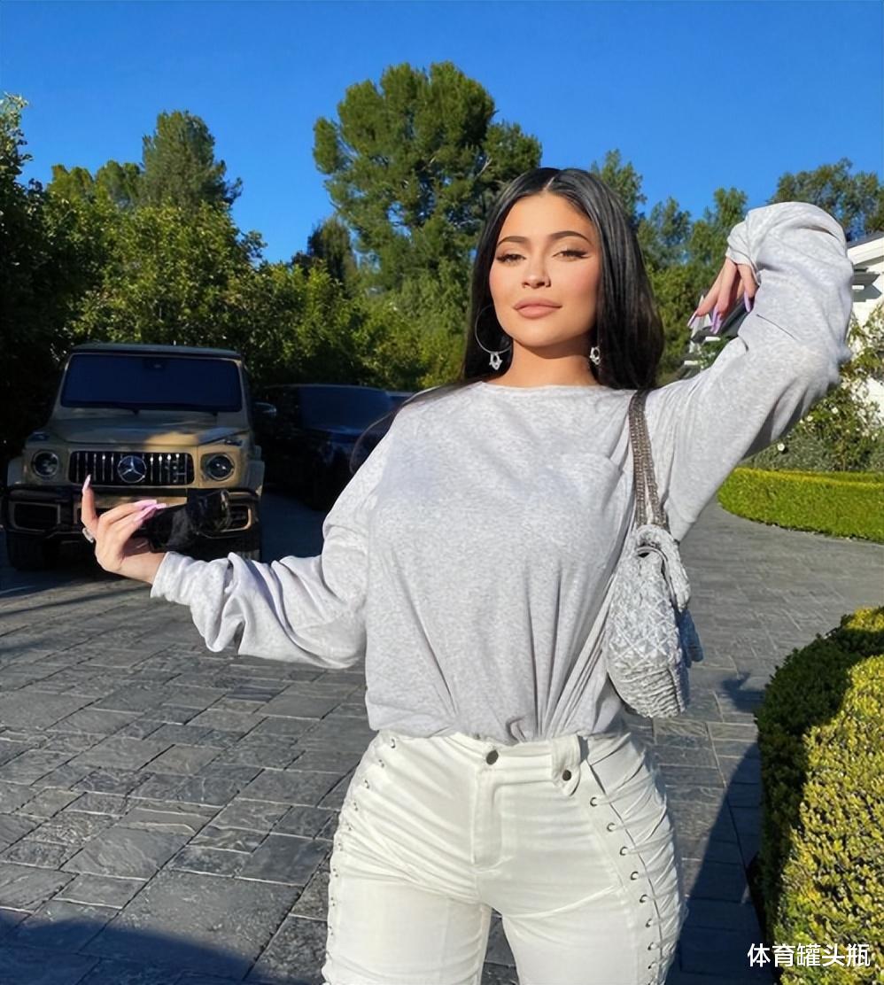 卡戴珊|卡戴珊小妹比詹娜还显老,25岁已生下2娃,身家上亿妥妥的富婆