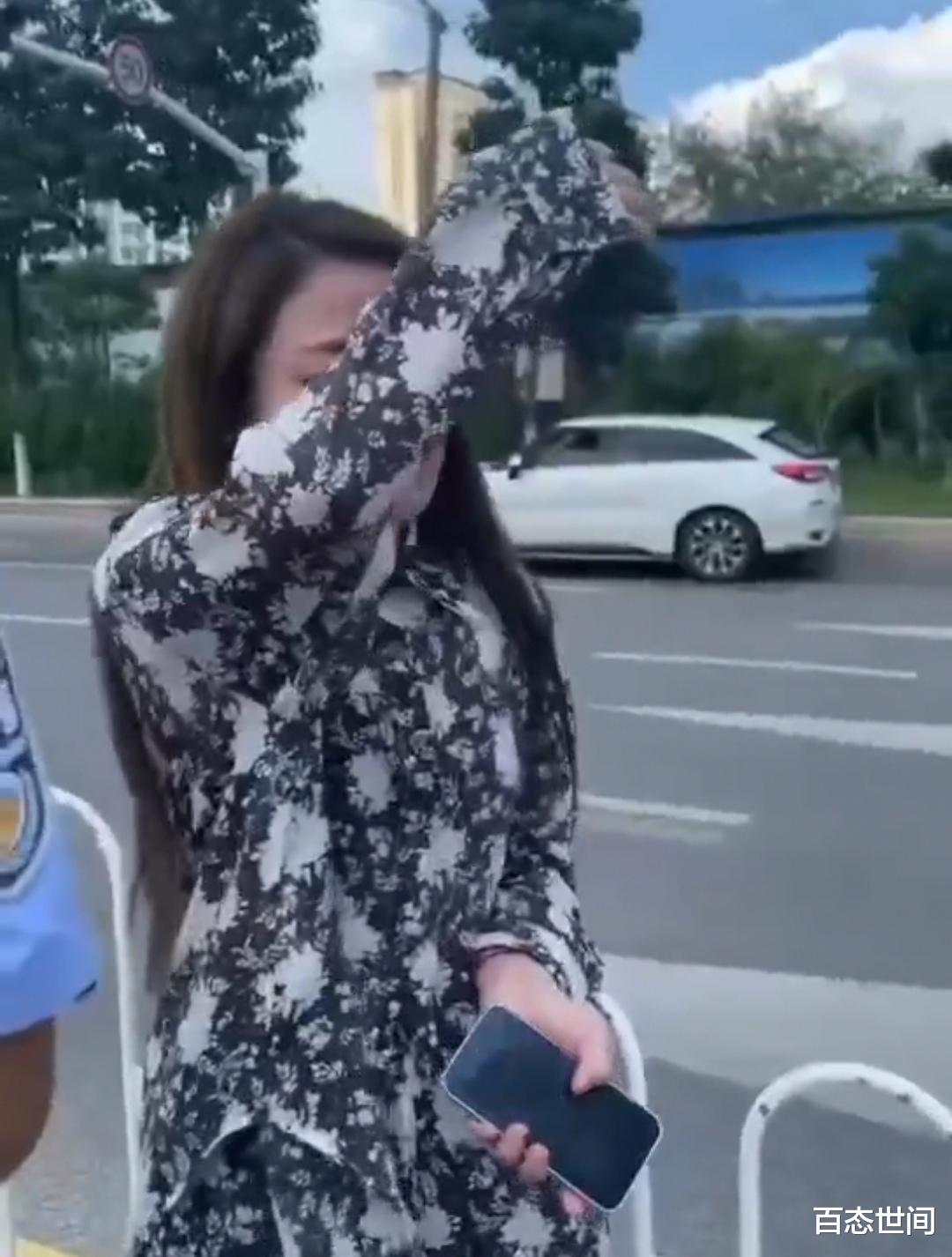 临沂宝妈和父亲当街暴打女子，父女俩双双被拘，知情网友曝光原因