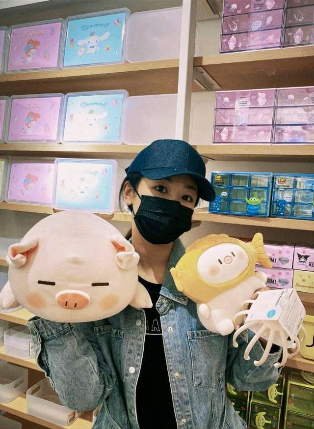 杨紫|杨紫跟朋友逛街吃雪糕,还晒街边景色,网友表示非常羡慕!