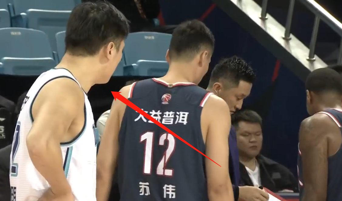 马奎尔|疲劳期！广东男篮落后10分后打了一波8-0，32号球员偷听战术？