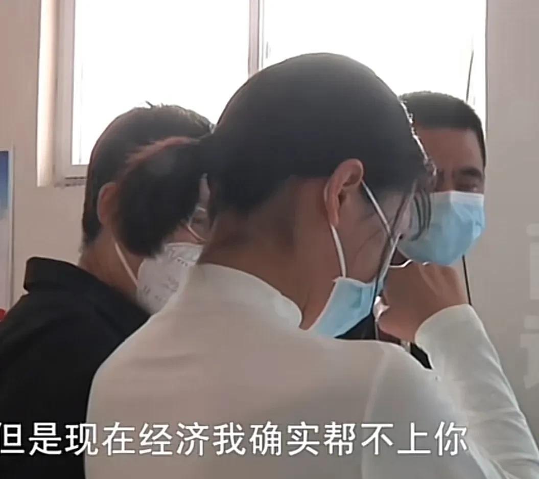女儿要求父亲归还8万彩礼,却被父亲严厉拒绝:这钱本就给我的