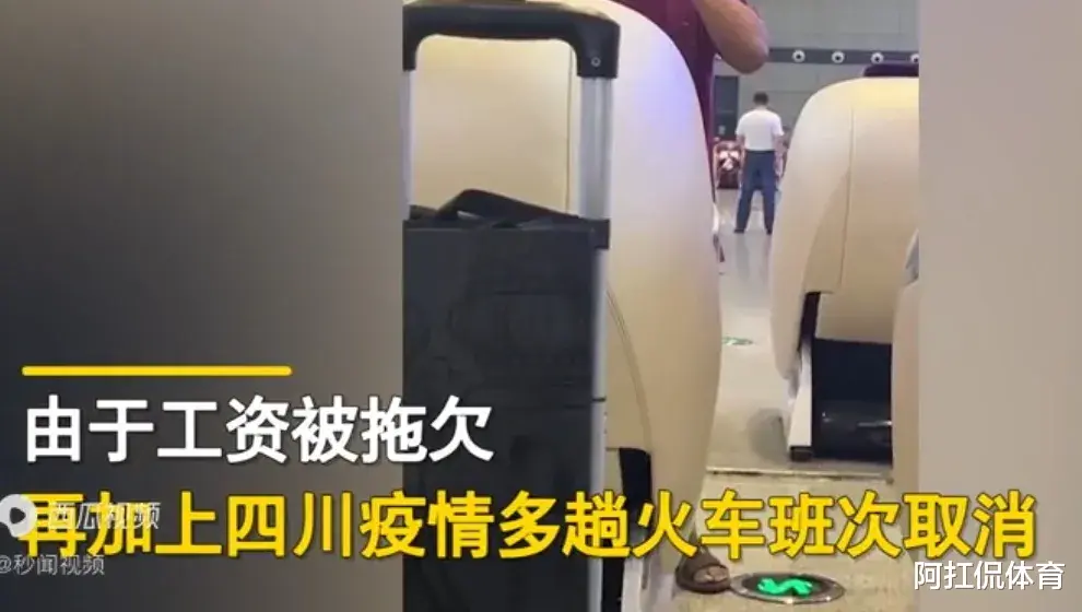 中年男子回家奔丧车费不够,无助神情让人心酸,随后一幕暖心!
