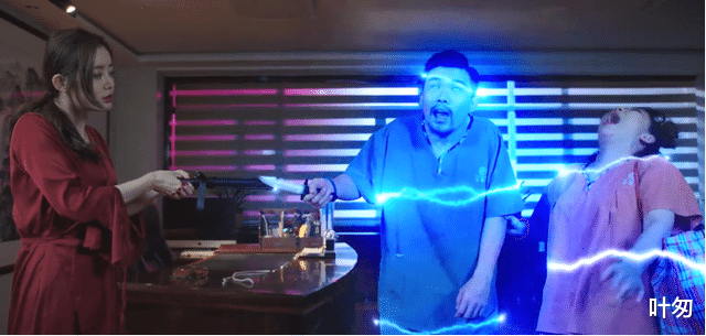 周云鹏|假装纸杯能摔碎，带着金链子装大款，现在的喜剧电影真降智