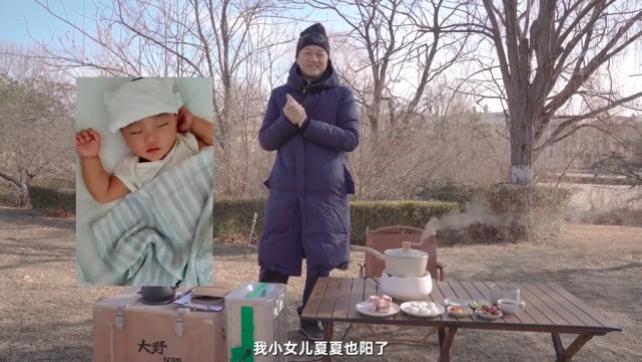 李亚鹏|李亚鹏9个月小女儿夏夏确诊阳性，头上蒙着退烧毛巾超可怜