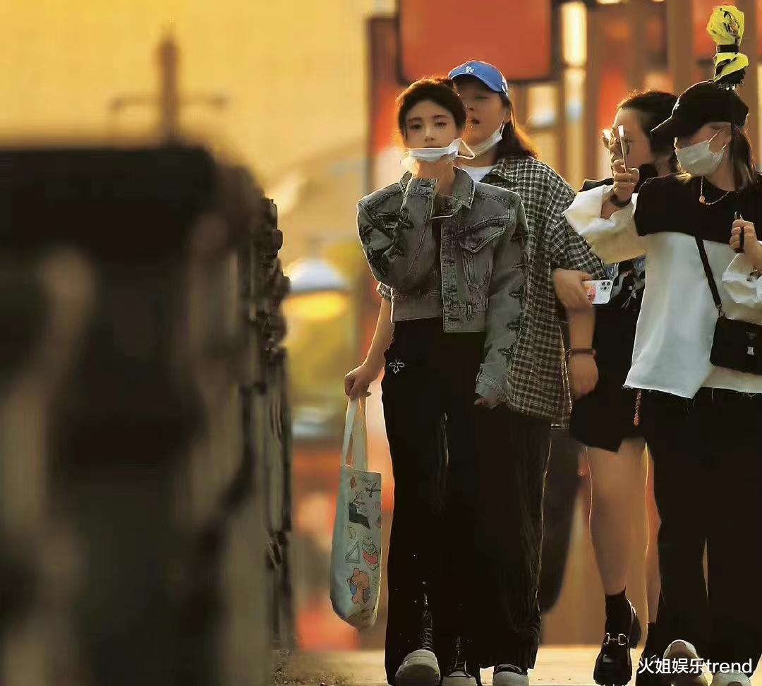 鞠婧祎|鞠婧祎《仙4》下班路透图，身高虽低但比例协调十分亮眼