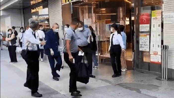 刘銮雄|71岁亿万富豪刘銮雄，出门携4名保镖洁癖严重，身材伛偻不胜当年