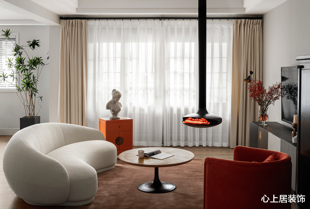 161㎡轻奢,红与黑的复古叠撞