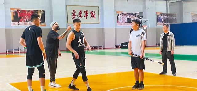 高诗岩|高诗岩撒狗粮！莫兰德定全新目标郭艾伦霸气亮相训练师意有所指