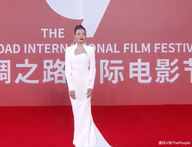 洪欣 又见红毯!袁姗姗现“发光眼屎”,富大龙罕露面,洪欣夫妇秀恩爱