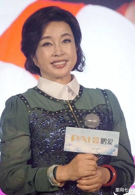 刘晓庆|刘晓庆真不适合扎发,一脸臃肿好僵硬,公主裙里穿长裤好土啊