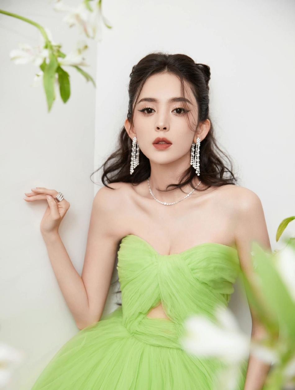 古力娜扎|古力娜扎身穿绿色蓬蓬裙大秀事业线!雪肤玉貌太性感火辣