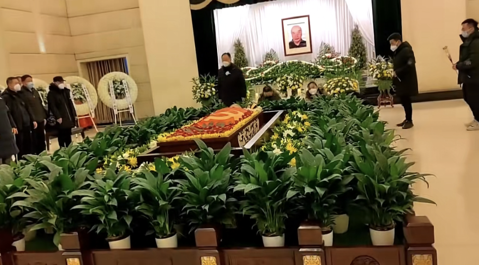 吴京|于海告别仪式，双胞胎儿子跪地擦拭墓碑，吴京吴越送花圈尊称恩师