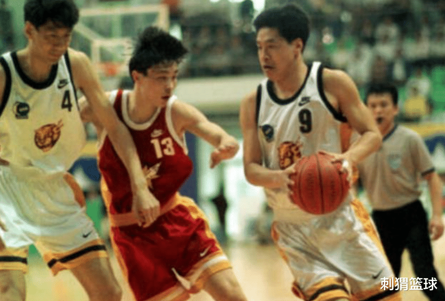 广东男篮|四进三出国家队！佛山传奇，他是阿联之前的宏远神塔... ?
