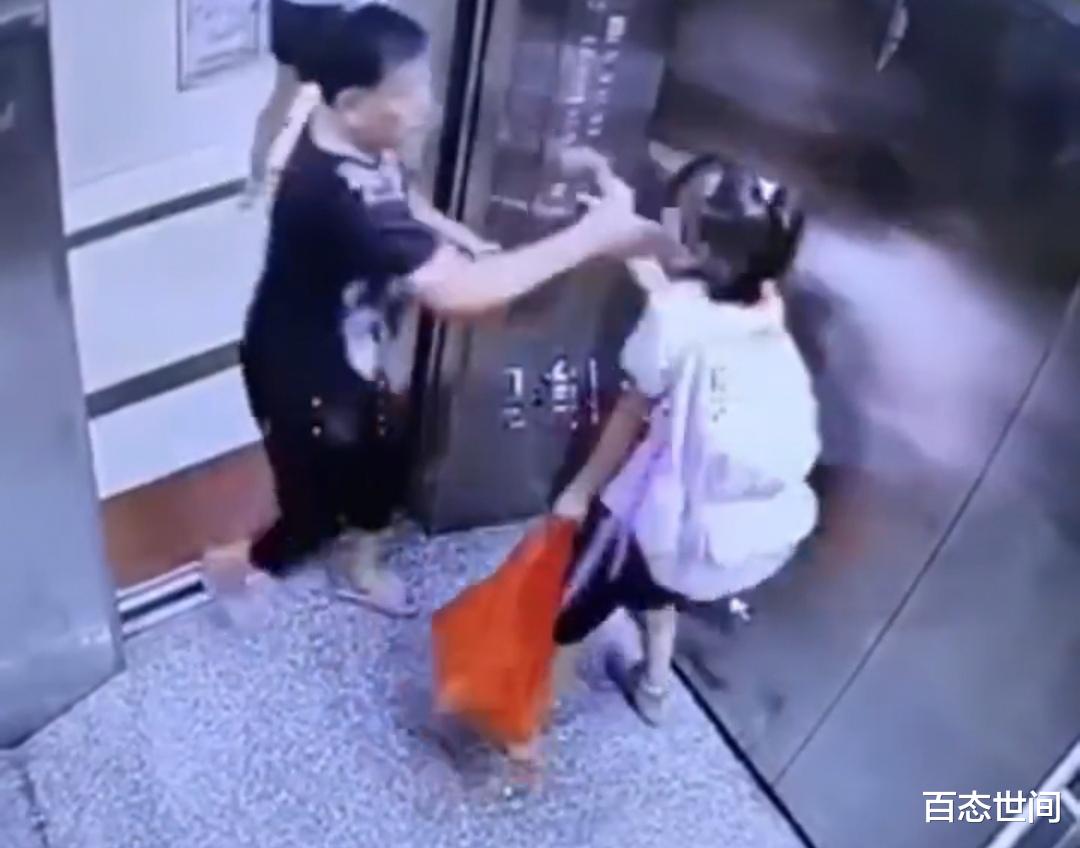 惠州一大妈自己撞了电梯门,反迁怒于无辜女孩,随手掌掴女孩出气
