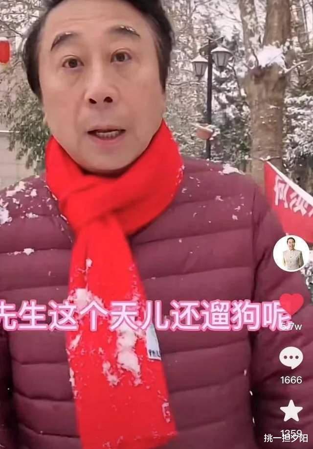 春晚|64岁冯巩一家庆小年! 给汽车铲雪闹乌龙, 送徒弟贾玲上春晚自己缺席5年去干啥了?