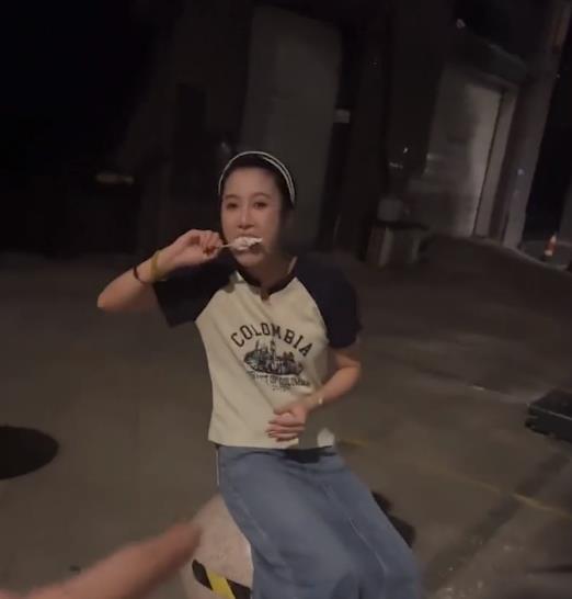 浙江一男子下楼撞见孕妻偷吃,默默观察后上前制止,结果哭笑不得