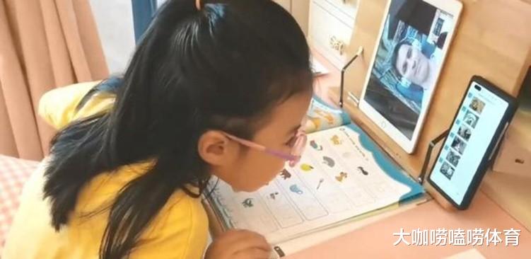 王楠|王楠女儿戴眼镜学英语,富豪老爸:优点随娘,网友调侃:缺点随爹