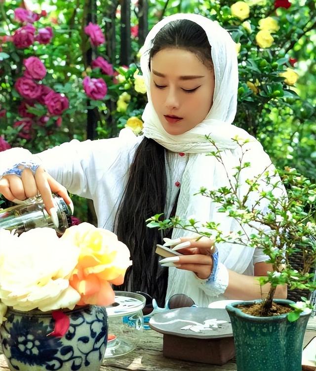 潘虹|“无子女”演员晚年现状,潘虹皈依佛门,傅丽莉花60万养狗为伴