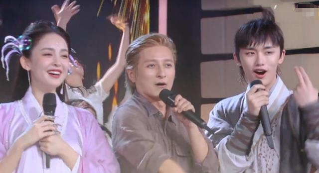 丁程鑫|丁程鑫身高有1米8？当看到他与172的娜扎抢话筒时：是谁撒谎了？