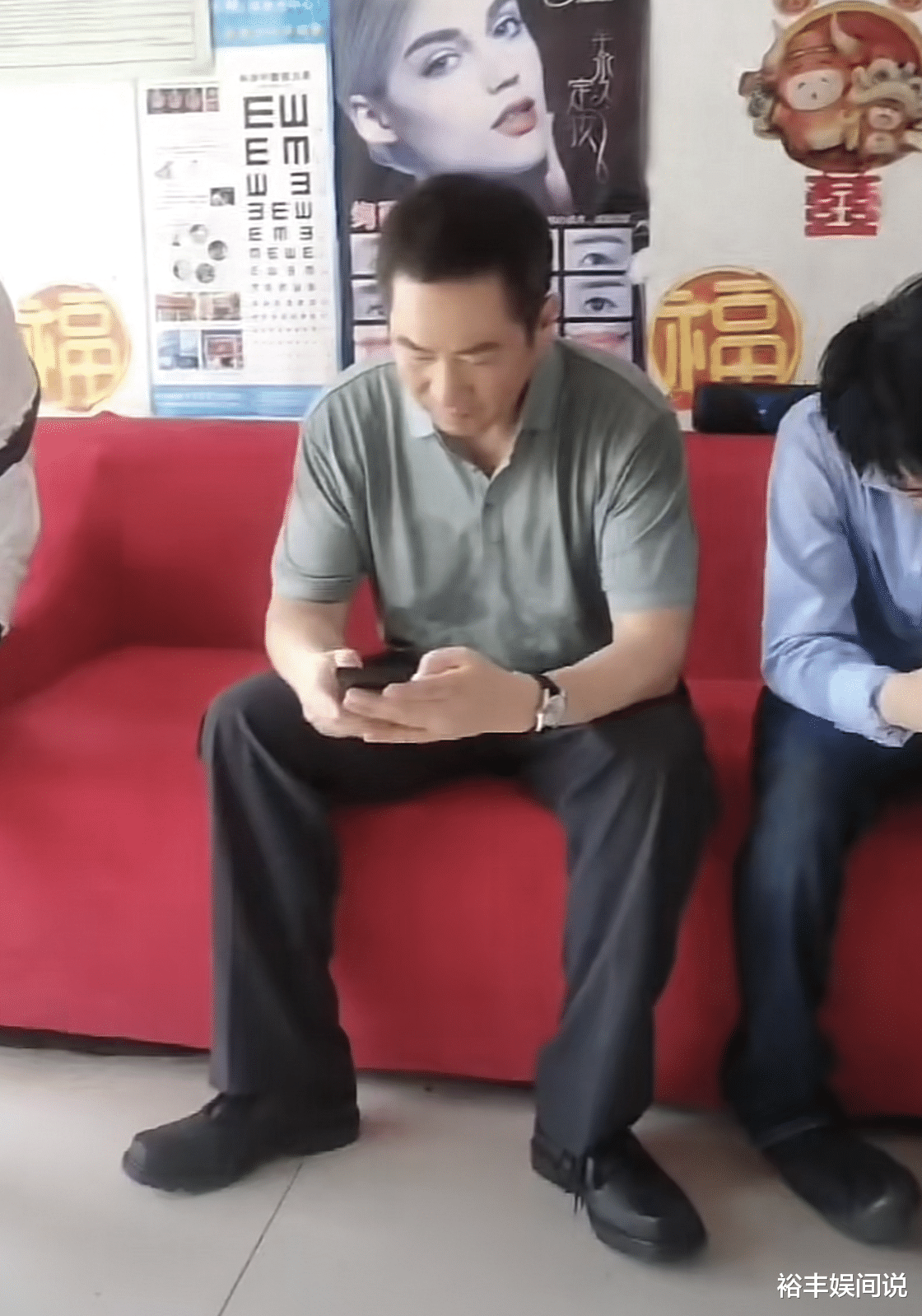 |51岁姚刚现身小理发店!满脸堆笑T恤湿透,“赖”着不走蹭空调