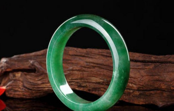 翡翠手镯|哪种翡翠手镯是好的？色调对手镯有多大干扰？翡翠手镯色调盘点