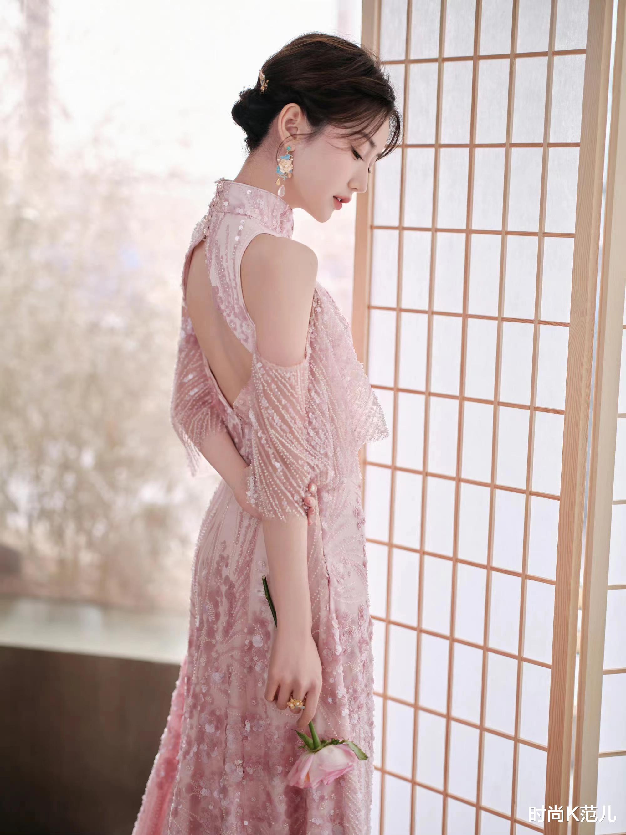 耳机|毛晓彤央视过元宵节，一袭粉色亮片中式长裙，温婉又优雅！