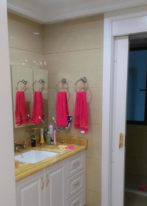 参观嫂子省城的新家,满屋乱糟糟,电视柜太渗人,看完哭笑不得