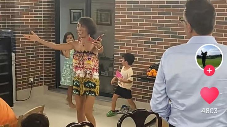 |知名歌手沈小岑定居国外：全身美黑变化大，65岁穿抹胸秀身材