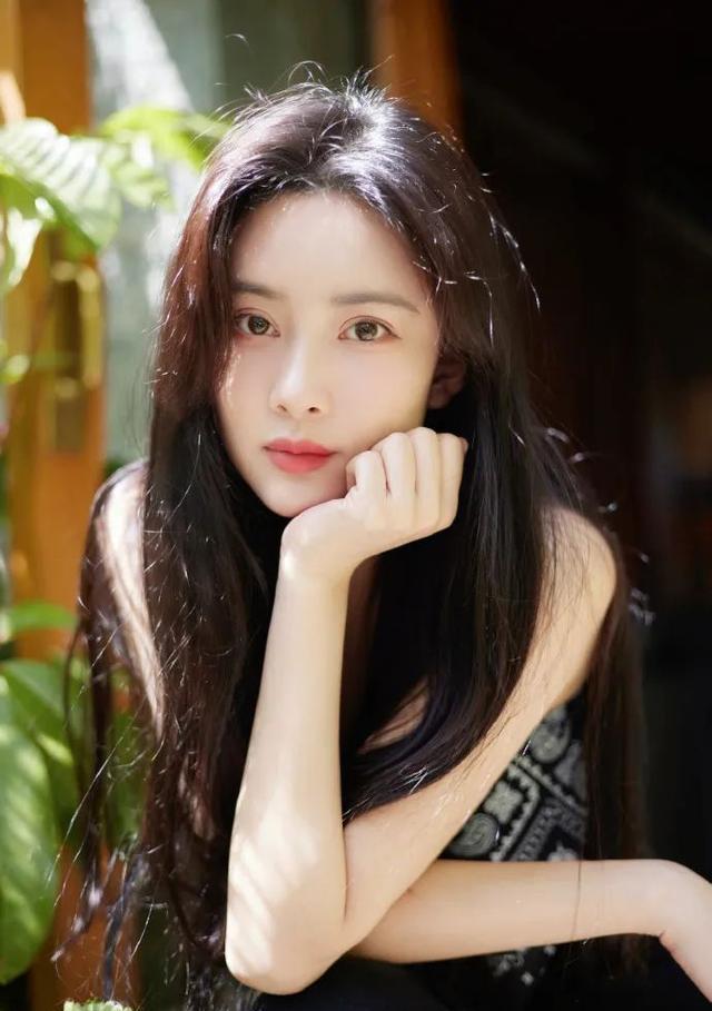 倪妮|孟子义晒春日写真大秀白皙香肩！雪肤玉貌太性感美艳