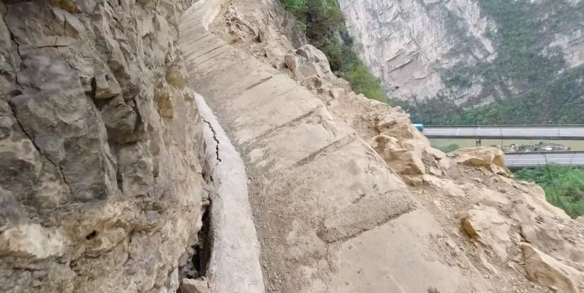 云南|云南悬崖绝壁上的小路，一米多宽，没有护栏，下面就是百米悬崖