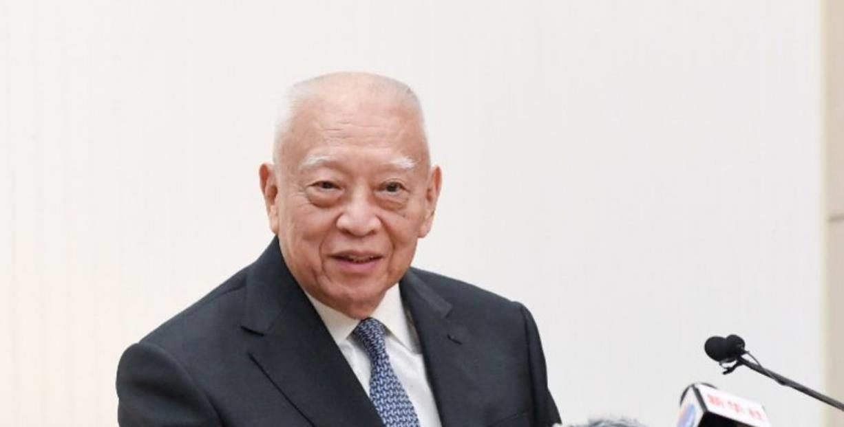 父亲去世给他留下200亿债务,儿子不仅还完债务,还挣了几百亿