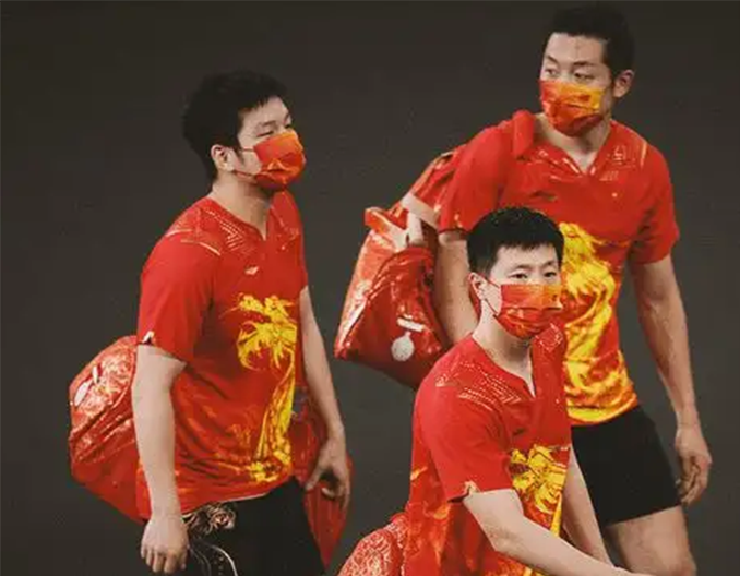 樊振东|国乒真有爱！樊振东甘当绿叶，特别照顾队友，王楚钦跟对人了