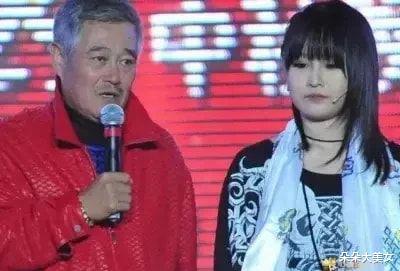 赵本山|赵本山女儿直播：我们家钱太多了，数了一天，还没数完有多少个零