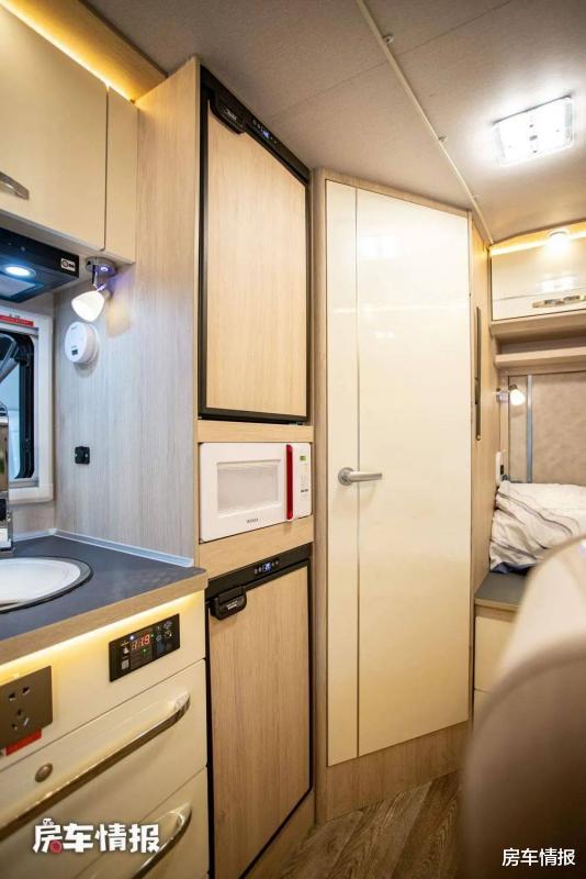 小顶设计的房车，带干湿分离卫浴室真方便，隐藏大床能睡一家四口