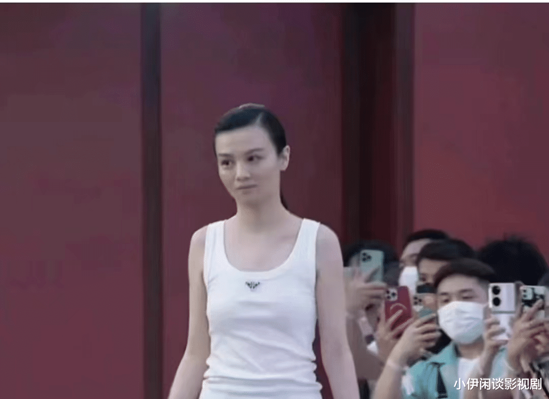 春夏|Prada秋冬大秀：惠英红廖凡惊艳，女演员春夏，含胸驼背还笑场！