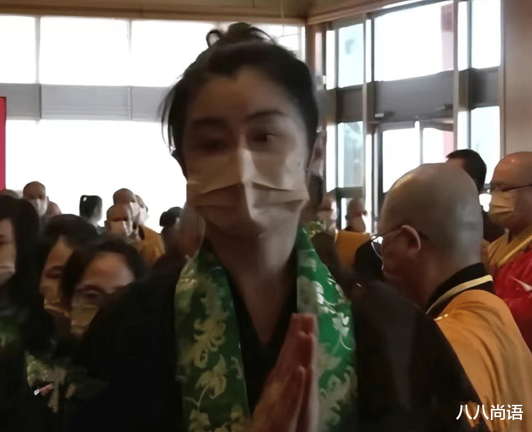 发型 55岁王祖贤罕见换发型，一头乌黑秀发挽起发髻，不穿女装气质大变