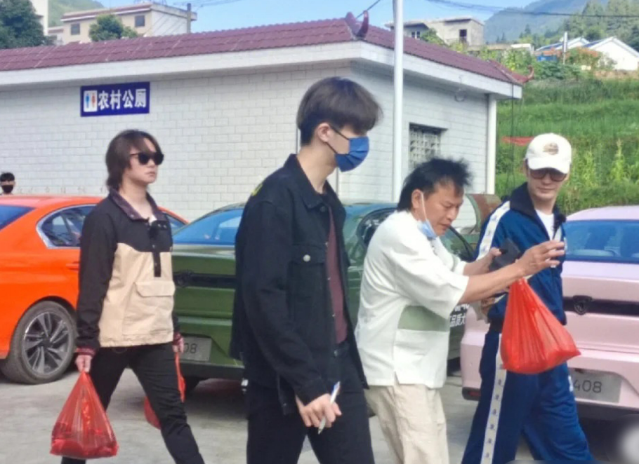 殷桃|42岁殷桃现身菜市场录节目！双手抱一捆大葱，素颜不化妆皮肤蜡黄