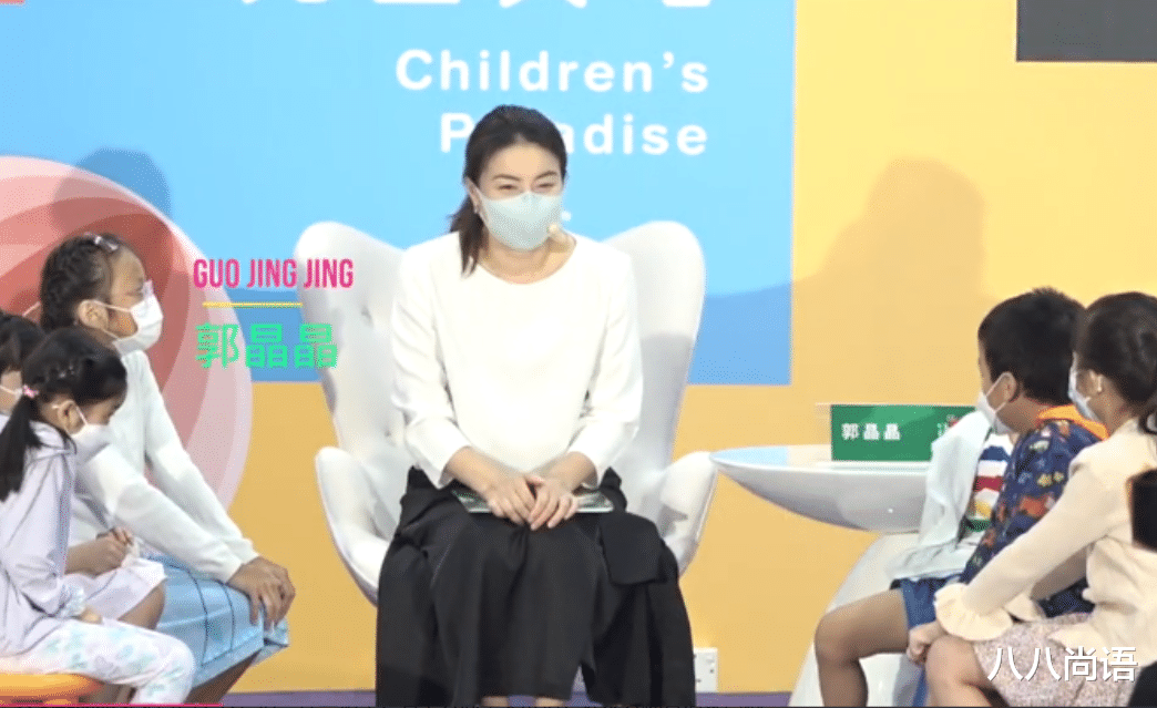 粉色|郭晶晶大女儿霍中妍,扎公主发穿粉裙很甜美,还背着蓝书包超惹眼