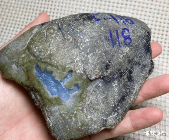 翡翠|朋友借货主3000块拿原石抵债，成品出来价值翻了10倍不止，货主称这朋友没白交