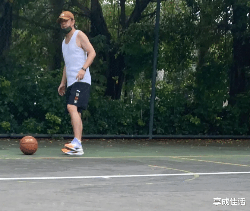 潘粤明又被网友催减肥了，毕竟是公众人物，过年过节也不能胡吃海喝