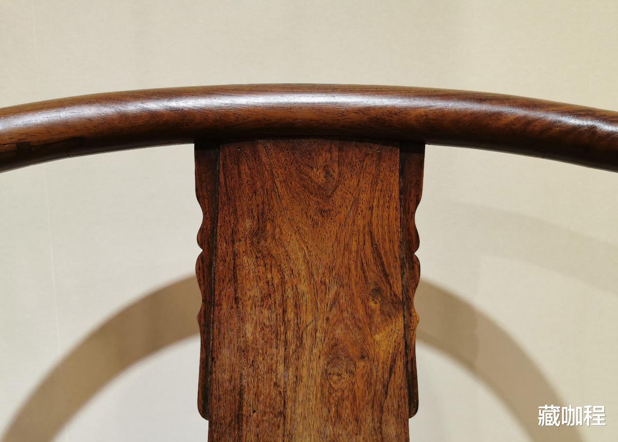 |?未经打磨略粗糙,黄花梨圈椅扶手布满鬼脸